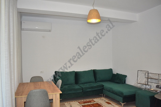 Apartament 2+1 per qera ne rrugen Fuat Toptani ne Tirane.
Apartamenti pozicionohet ne katin e pare 